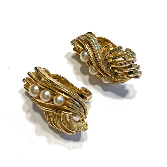 Lisner Clip On Earrings Textured Gold & Faux Pearl Beads Dressy 70s Vintage - Picture 1 of 7